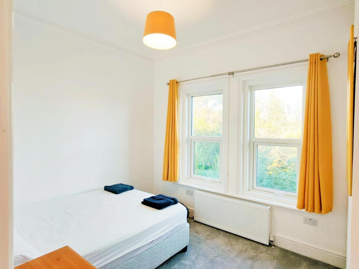 Flat-C, 4 Adults, 20 Mins To Beach, Netflix, Wifi, Sleeps 4 Adults Bournemouth Exterior foto